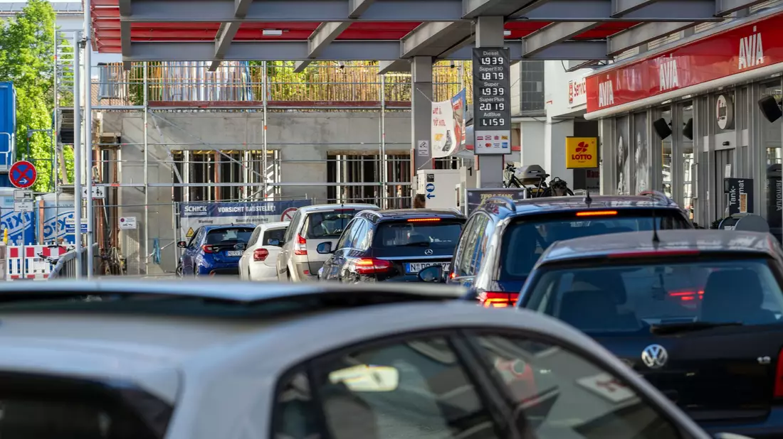 Angesichts niedrigerer Preise fuhren viele zum Auftanken.  - Bild: Pia Bayer/dpa