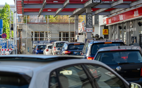 Angesichts niedrigerer Preise fuhren viele zum Auftanken.  - Foto: Pia Bayer/dpa