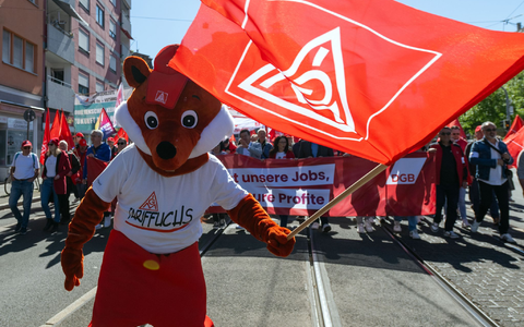 Ein «Tariffuchs» mit IG Metall Fahne bei der zentralen Maikundgebung der Gewerkschaften in Nürnberg.  - Foto: Pia Bayer/dpa