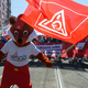 Ein «Tariffuchs» mit IG Metall Fahne bei der zentralen Maikundgebung der Gewerkschaften in Nürnberg.  - Foto: Pia Bayer/dpa