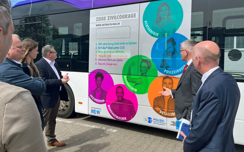 POL-MG: Mehr Zivilcourage im Alltag: Polizei Mönchengladbach und NEW AG starten gemeinsame Kampagne im Busverkehr - Foto: presseportal.de