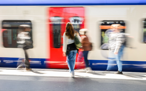 Das Deutschlandticket gibt es seit dem 1. Mai 2023. (Arcjhivbild) - Foto: Julian Stratenschulte/dpa