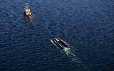 Das Transportschiff mit dem Wal ist seit mehreren Tagen unterwegs. - Foto: Christoph Reichwein/dpa