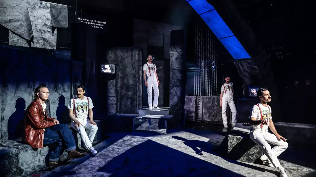 Vier Schauspieler spielen die Queen-Legende. - Bild: SANDRA THEN/Residenztheater/dpa
