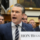 US-Verteidigungsminister Hegseth legt ein Kriegsgesetz anders aus als der Wortlaut es hergibt. (Archivfoto) - Foto: Rod Lamkey Jr./FR172078 AP/AP/dpa