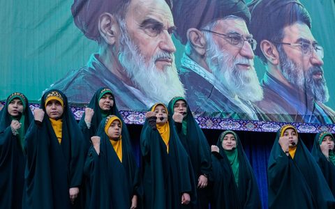 Mädchen nehmen im Iran an einer staatlich organisierten Kundgebung zum Geburtstag von Imam Reza teil. (Archivbild) - Foto: Vahid Salemi/AP/dpa