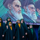 Mädchen nehmen im Iran an einer staatlich organisierten Kundgebung zum Geburtstag von Imam Reza teil. (Archivbild) - Foto: Vahid Salemi/AP/dpa