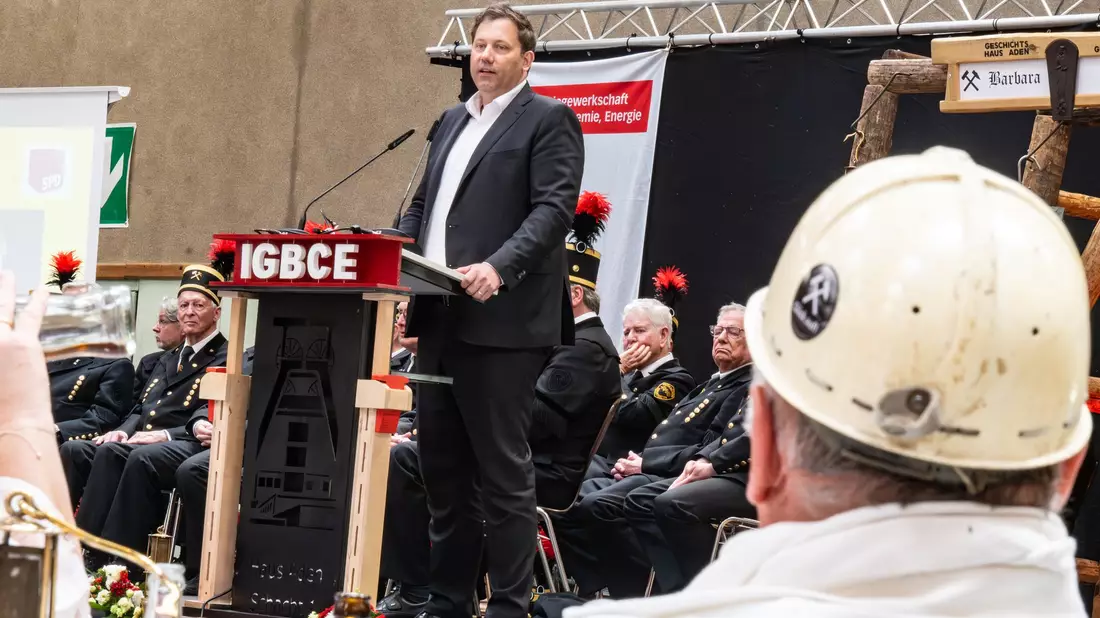 SPD-Chef Klingbeil bei einer Kundgebung im Ruhgebiet. - Bild: Benjamin Westhoff/dpa