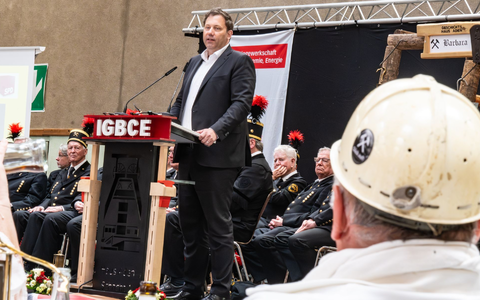 SPD-Chef Klingbeil bei einer Kundgebung im Ruhgebiet. - Foto: Benjamin Westhoff/dpa