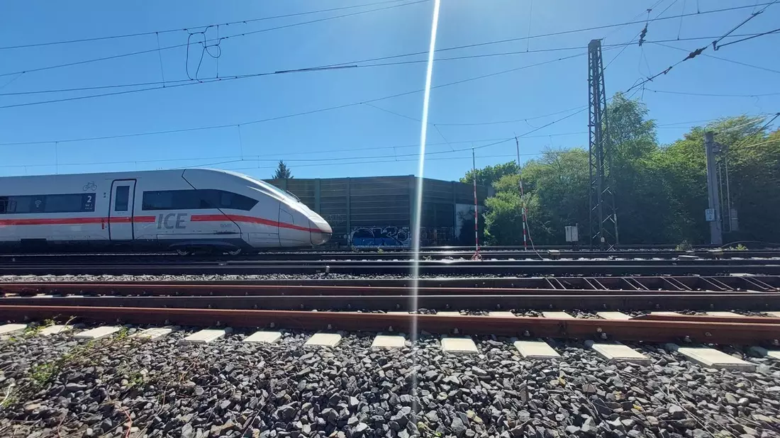 BPOL-HB: Schnellbremsung von ICE mit 460 Reisenden wegen abgerissener Oberleitung in Bardowick - Bild: presseportal.de