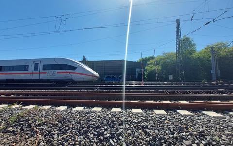 BPOL-HB: Schnellbremsung von ICE mit 460 Reisenden wegen abgerissener Oberleitung in Bardowick - Foto: presseportal.de
