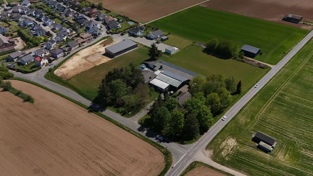 Nach dem Unglück in einer kleinen traditionsreichen Lederfabrik im hessischen Runkel ist nun auch das fünfte Opfer im Krankenhaus gestorben. - Bild: Sascha Ditscher/dpa