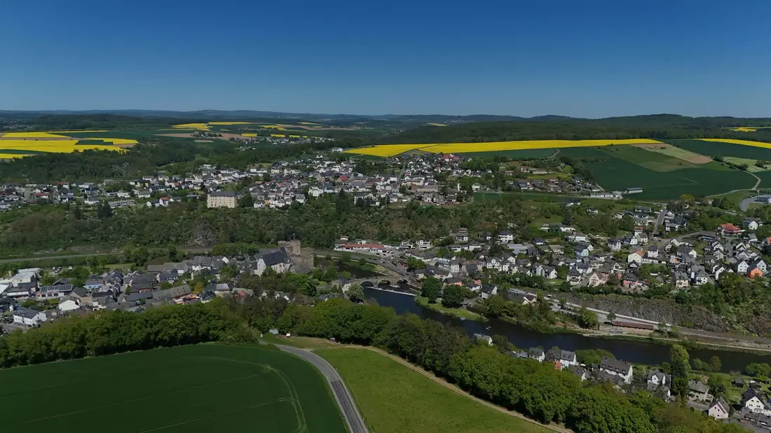Runkel ist eine Kleinstadt an der Lahn. Am 16. April ist es hier zu einem Arbeitsunfall mit mehreren Todesopfern gekommen. - Bild: Sascha Ditscher/dpa