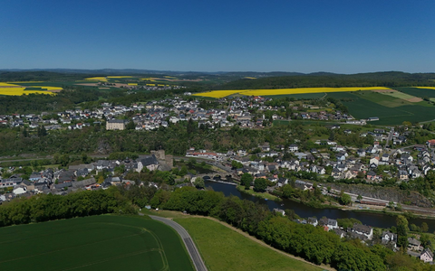 Runkel ist eine Kleinstadt an der Lahn. Am 16. April ist es hier zu einem Arbeitsunfall mit mehreren Todesopfern gekommen. - Foto: Sascha Ditscher/dpa