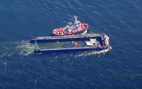 Das Transportschiff mit dem Wal ist seit mehreren Tagen unterwegs. - Foto: Christoph Reichwein/dpa
