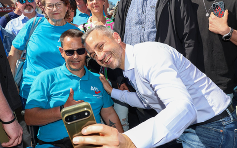 Beim Familienfest wird AfD-Spitzenkandidat Ulrich Siegmund empfangen wie ein Popstar und erfüllt stundenlang Autogramm- und Selfiewünsche. - Foto: Peter Gercke/dpa