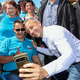 Beim Familienfest wird AfD-Spitzenkandidat Ulrich Siegmund empfangen wie ein Popstar und erfüllt stundenlang Autogramm- und Selfiewünsche. - Foto: Peter Gercke/dpa