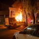 Ein Polizeifahrzeug brennt vor dem Krankenhaus in Alice Springs. - Foto: Rhett Hammerton/AAP Image/AP/dpa