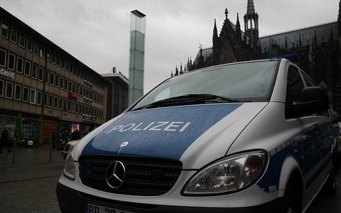 Polizeiauto vor Kölner Dom und Hauptbahnhof (Archiv) - Foto: via dts Nachrichtenagentur