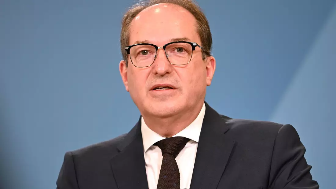 Bundesinnenminister Alexander Dobrindt (CSU) wertet die gesunkene Zahl von Asylerstanträgen als Erfolg. (Archivfoto) - Bild: Markus Lenhardt/dpa