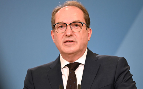 Bundesinnenminister Alexander Dobrindt (CSU) wertet die gesunkene Zahl von Asylerstanträgen als Erfolg. (Archivfoto) - Foto: Markus Lenhardt/dpa