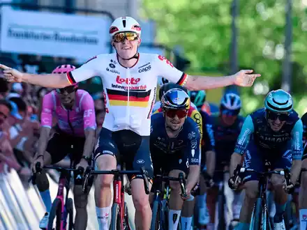Georg Zimmermann feiert im deutschen Meistertrikot einen überraschenden Coup beim Klassiker Eschborn-Frankfurt. - Foto: Uwe Anspach/dpa