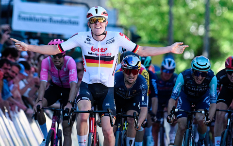 Georg Zimmermann feiert im deutschen Meistertrikot einen überraschenden Coup beim Klassiker Eschborn-Frankfurt. - Foto: Uwe Anspach/dpa