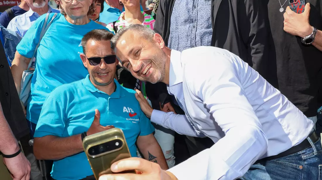Beim Familienfest wird AfD-Spitzenkandidat Ulrich Siegmund empfangen wie ein Popstar und erfüllt stundenlang Autogramm- und Selfiewünsche. - Bild: Peter Gercke/dpa