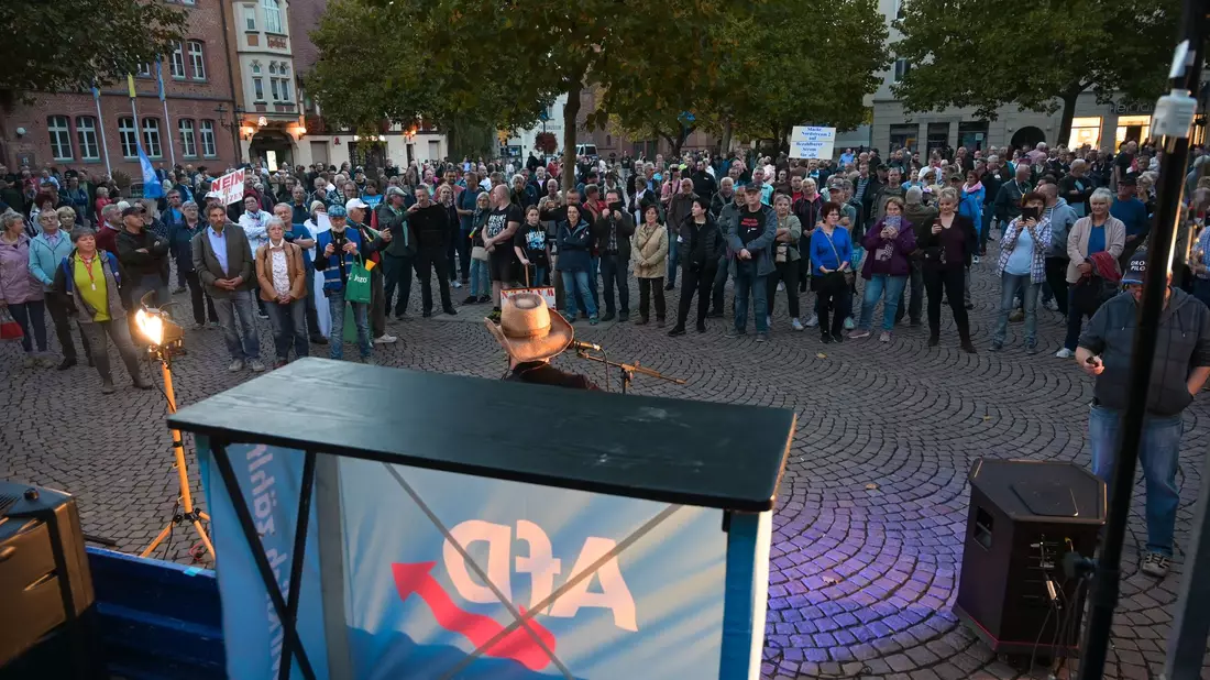 Die Rechtspopulisten sind seit Jahren an vielen Orten regelmäßig vertreten - nicht nur mit Infoständen, sondern auch bei Demonstrationen und Bürgerdialogen. (Archivbild) - Bild: Heiko Rebsch/dpa