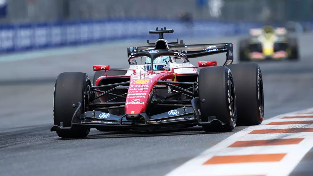 Ferrari-Pilot Charles Leclerc rast in Miami an die Spitze der Zeitentabelle. - Bild: Rebecca Blackwell/AP/dpa