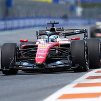 Ferrari-Pilot Charles Leclerc rast in Miami an die Spitze der Zeitentabelle. - Foto: Rebecca Blackwell/AP/dpa