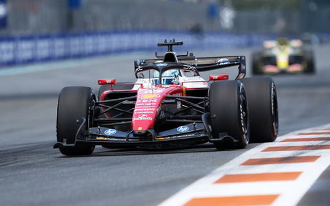 Ferrari-Pilot Charles Leclerc rast in Miami an die Spitze der Zeitentabelle. - Foto: Rebecca Blackwell/AP/dpa
