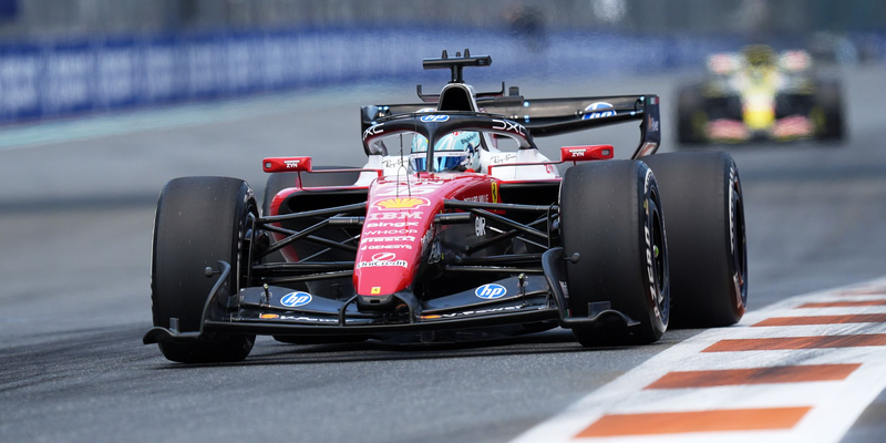 Ferrari-Pilot Charles Leclerc rast in Miami an die Spitze der Zeitentabelle. - Foto: Rebecca Blackwell/AP/dpa