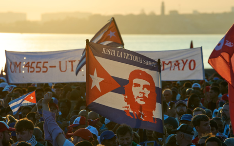 Hunderttausende Kubaner protestieren gegen das US-Embargo. - Foto: Ramon Espinosa/AP/dpa