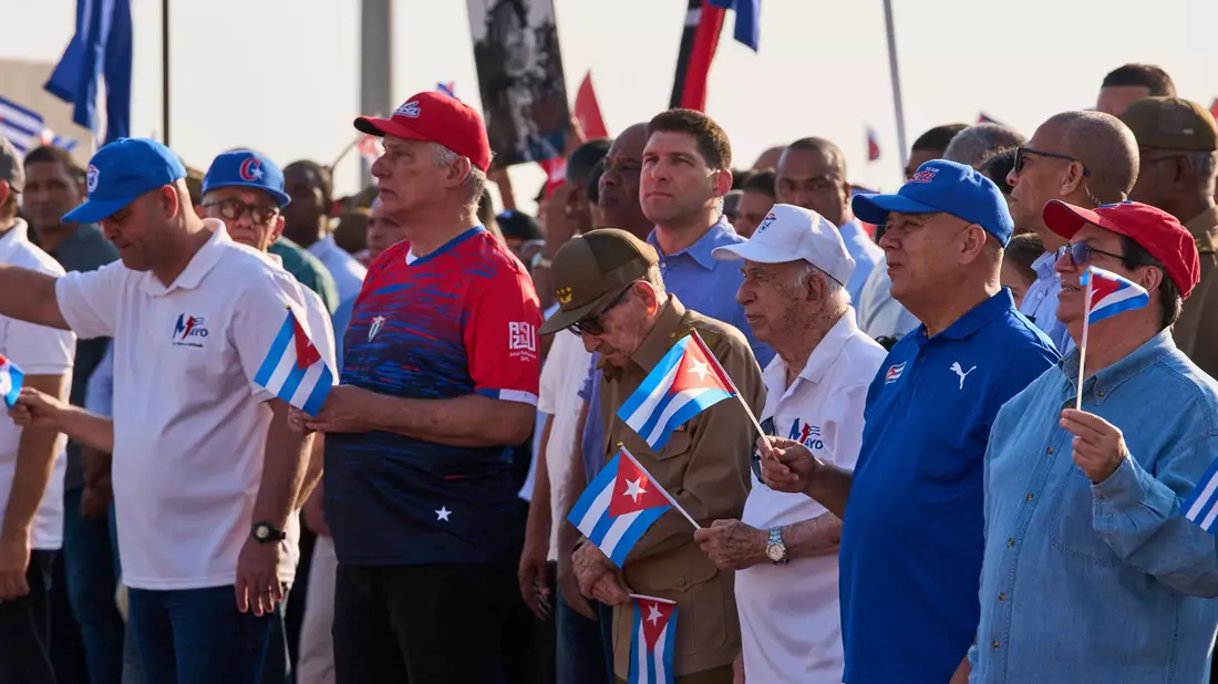 An der Kundgebung nahmen auch Präsident Díaz-Canel und Ex-Staatschef Castro teil. - Bild: Ramon Espinosa/AP/dpa