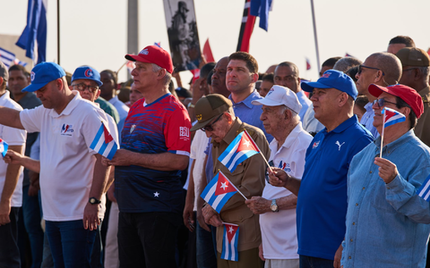 An der Kundgebung nahmen auch Präsident Díaz-Canel und Ex-Staatschef Castro teil. - Foto: Ramon Espinosa/AP/dpa