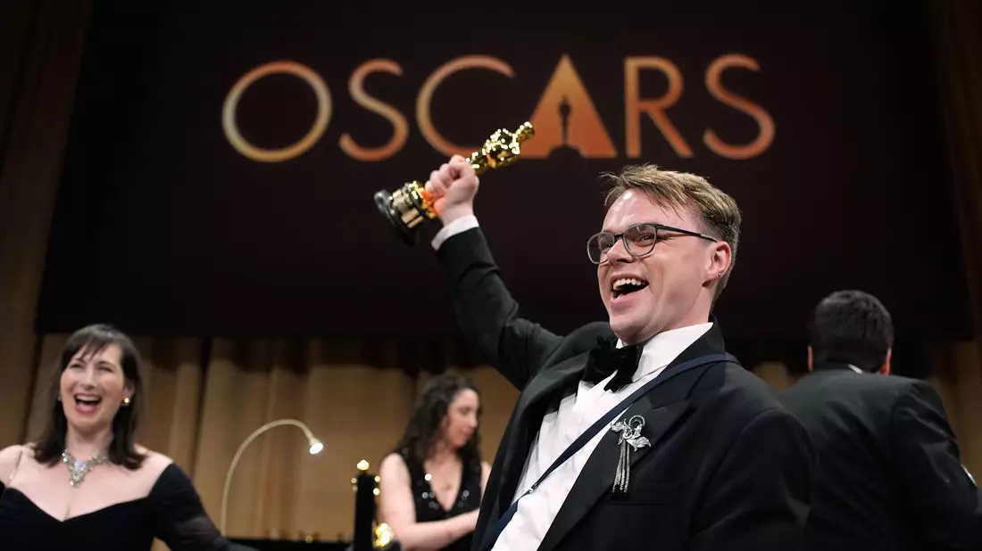 Der Oscar, den Talankin hier voller Stolz in die Luft hält, ging auf dem Weg nach Frankfurt verloren. (Archivbild) - Bild: John Locher/Invision/dpa