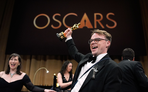Der Oscar, den Talankin hier voller Stolz in die Luft hält, ging auf dem Weg nach Frankfurt verloren. (Archivbild) - Foto: John Locher/Invision/dpa