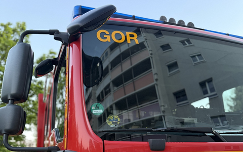 FW Dresden: Kinderwagen brennt im Hausflur - Fünf Personen verletzt - Foto: presseportal.de