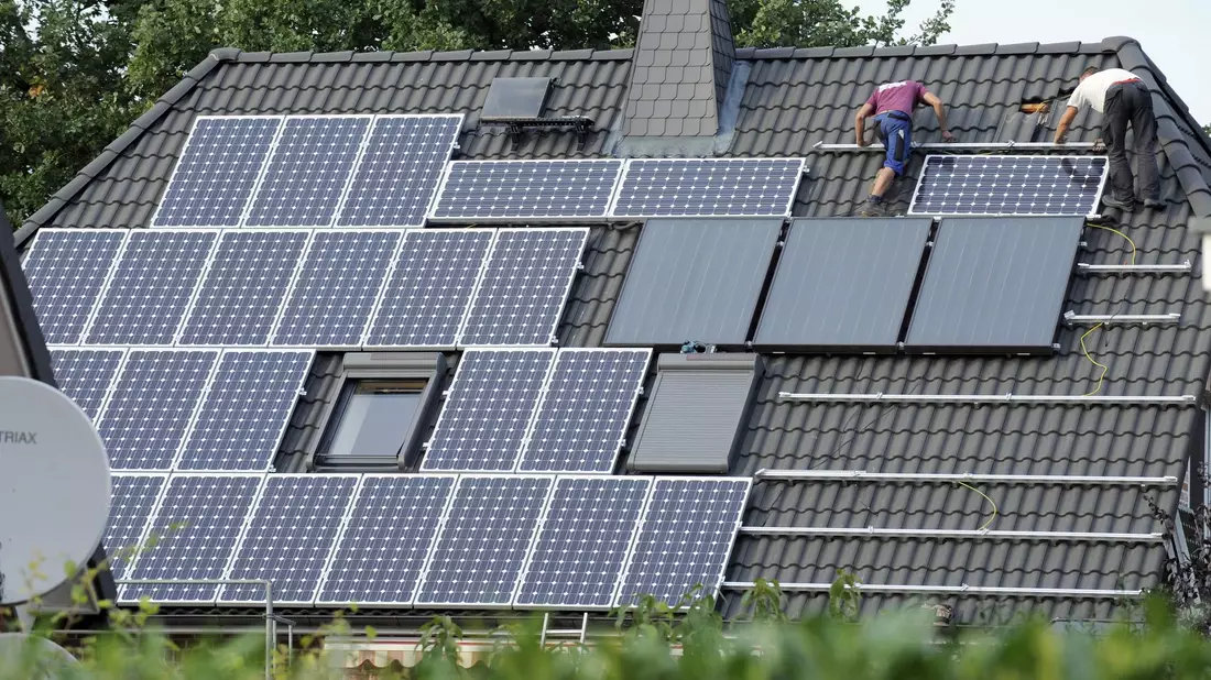 Der Bau von neuen Solaranlagen stockt - vor allem im Privatbereich. (Archivbild) - Bild: Rainer Jensen/dpa