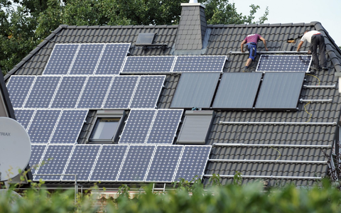 Der Bau von neuen Solaranlagen stockt - vor allem im Privatbereich. (Archivbild) - Foto: Rainer Jensen/dpa