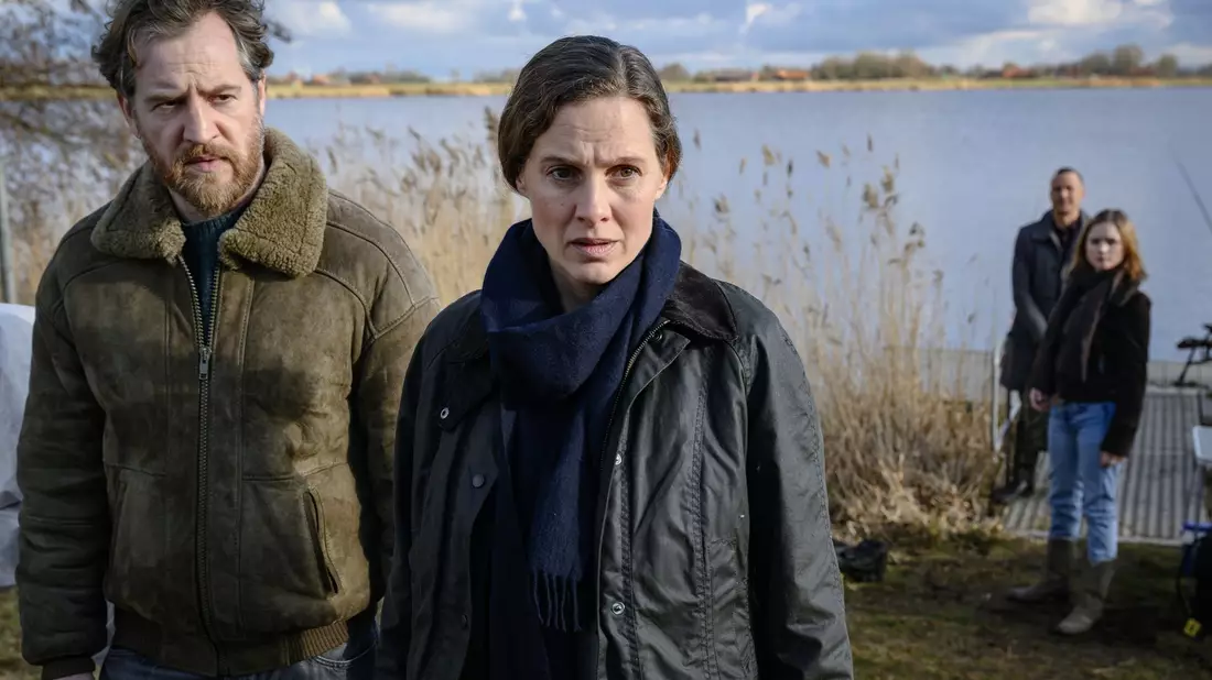 Frank Weller (Tom Radisch) und Ann Kathrin Klaasen (Picco von Groote) ermitteln am Tatort.  - Bild: Michael Ihle/ZDF/dpa