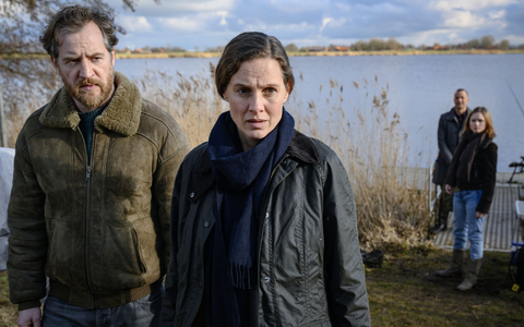 Frank Weller (Tom Radisch) und Ann Kathrin Klaasen (Picco von Groote) ermitteln am Tatort.  - Foto: Michael Ihle/ZDF/dpa
