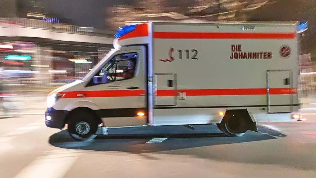 Rettungswagen der Johanniter im Einsatz bei Nacht (Archiv) - Bild: via dts Nachrichtenagentur