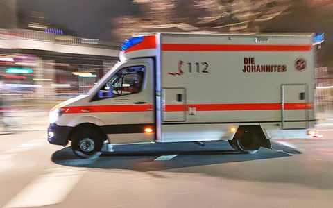 Rettungswagen der Johanniter im Einsatz bei Nacht (Archiv) - Foto: via dts Nachrichtenagentur