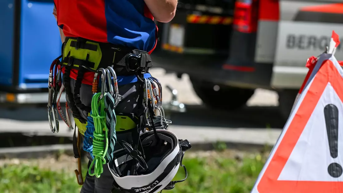 Die Begleiter des Mannes und die Tour-Guides konnten die Höhle nach einem aufwendigen Rettungseinsatz verlassen.  - Bild: Marius Bulling/dpa