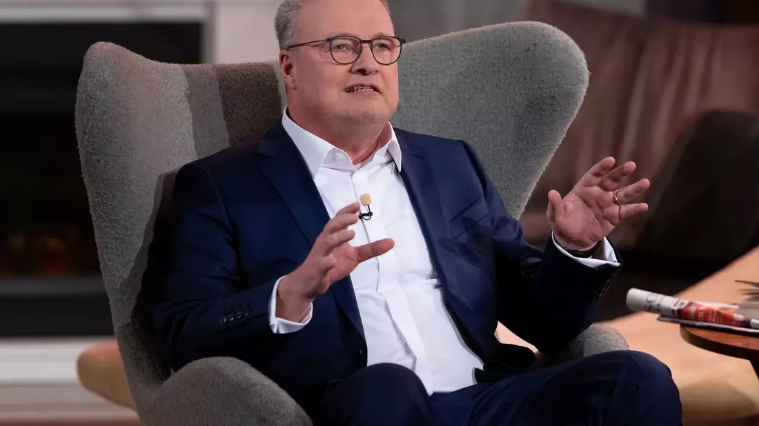 Oliver Welke hat für einen Witz über die Fans von Howard Carpendale Kritik bekommen, auch vom Schlagersänger selbst. (Archivbild) - Bild: Sven Hoppe/dpa