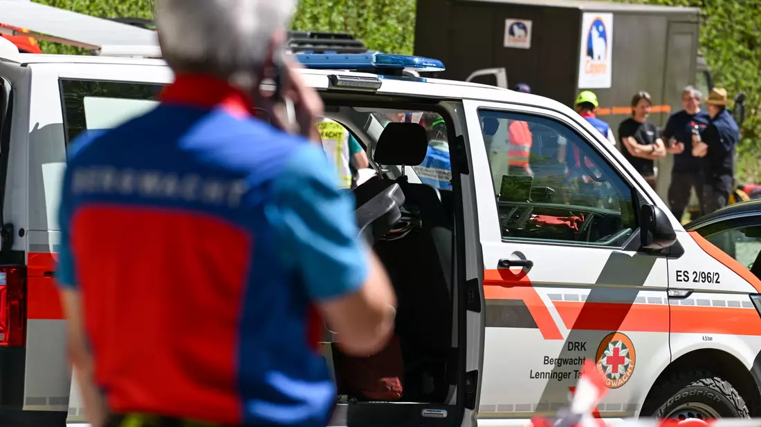 Der Mann war mit seiner Gruppe bereits rund 1.300 Meter tief in die Höhle im Kreis Reutlingen geklettert, als der Notfall passierte.  - Bild: Marius Bulling/dpa