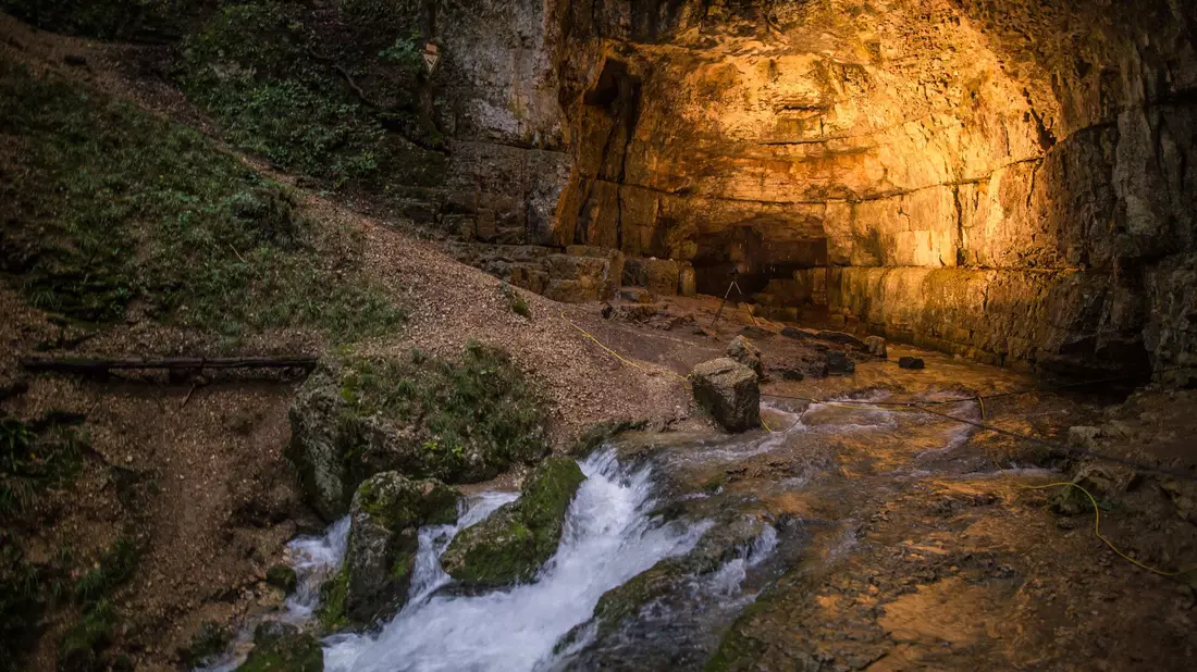 Die Höhle ist nicht das erste Mal Schauplatz eines großen Rettungseinsatzes. (Symbolbild) - Bild: Christoph Schmidt/dpa