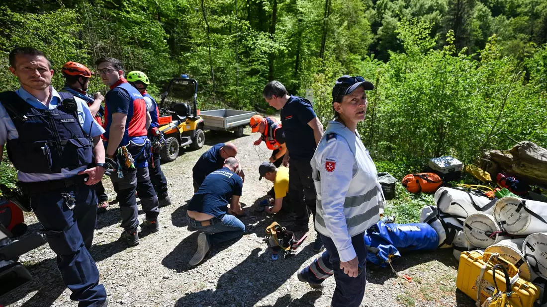 Seit 2018 ist der Zugang zur Falkensteiner Höhle wegen der Gefahr plötzlicher Hochwasser offiziell verboten. - Bild: Marius Bulling/dpa